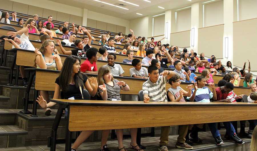 Incoming freshmen work on a team-building exercise. Photo by Jessi Hamilton