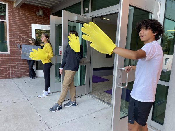 ‘GOOD MORNING’
During High Five Friday, freshman Jonathan Velasquez greets students as they walk inside on Friday, Sept. 8, at Grand Central for Gold Standard hours.